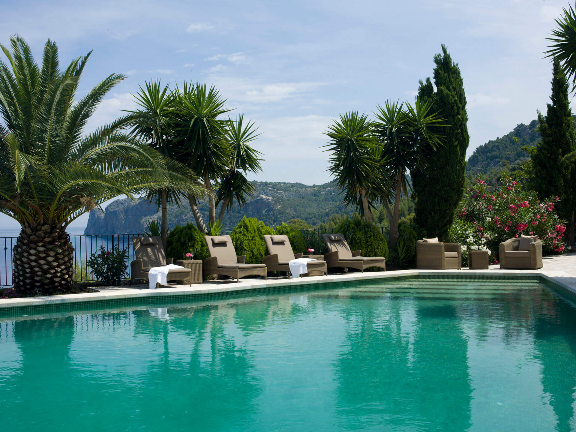 Mallorca-Pool-sun-loungers-interior-design